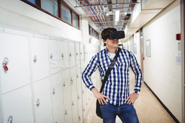 Estudiante virtual realidad auricular vestuario universidad Foto stock © wavebreak_media