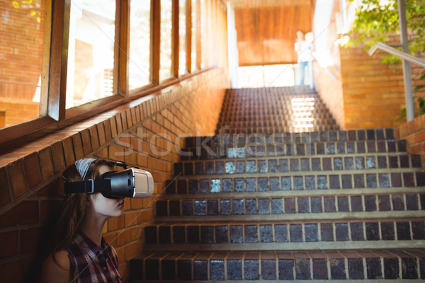 Scolarita virtual realitate setul cu cască scara şcoală Imagine de stoc © wavebreak_media