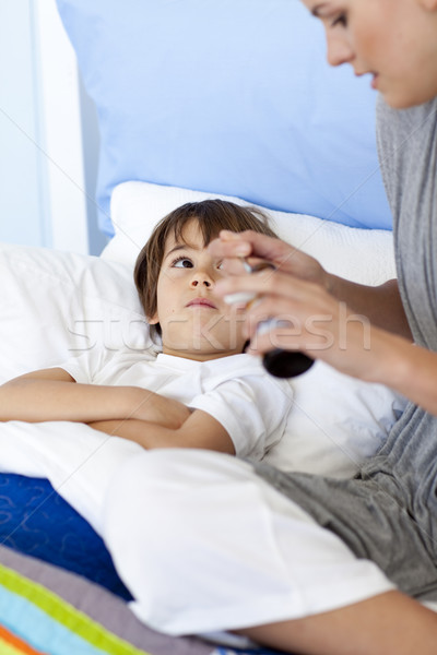 Madre hijo cama jarabe mano salud Foto stock © wavebreak_media