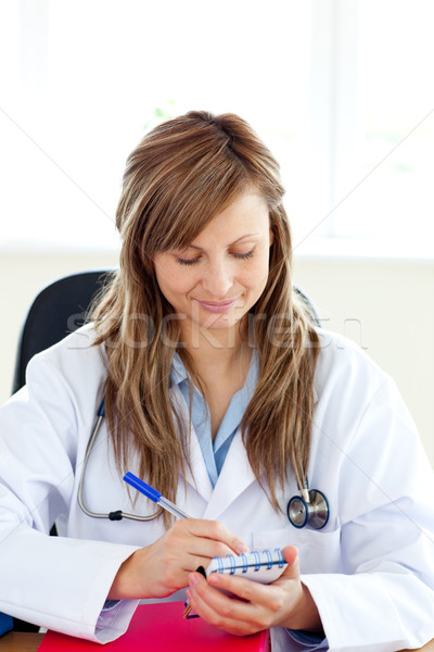 Foto stock: Feliz · femenino · médico · escrito · diagnóstico · oficina