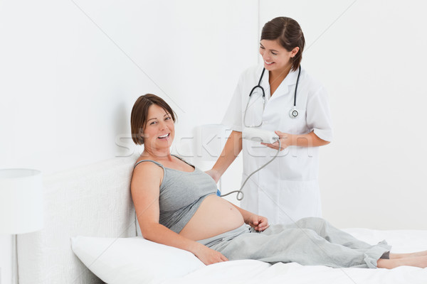 [[stock_photo]]: Femme · enceinte · infirmière · lit · vie · blanche · grossesse