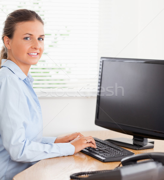 Mujer de negocios escribiendo mirando cámara negocios cara Foto stock © wavebreak_media