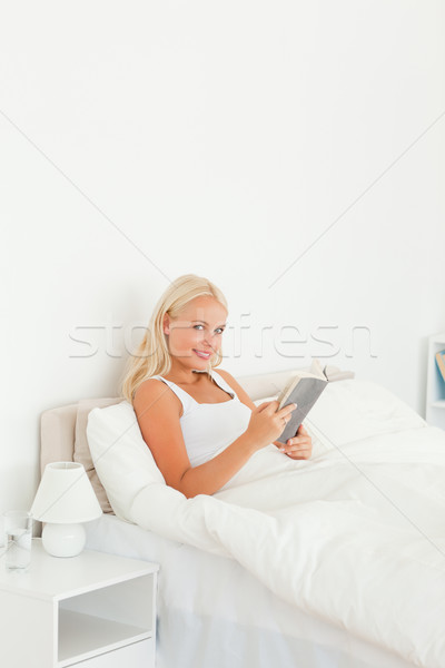 Femeie carte dormitor mână zâmbet Imagine de stoc © wavebreak_media