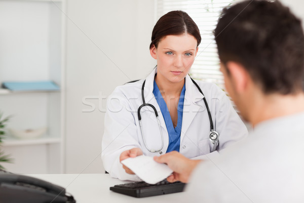 Foto stock: Sério · feminino · médico · paciente · prescrição · escritório