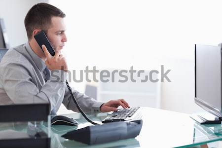 Stock fotó: Fiatal · üzletember · beszél · telefon · üzlet · számítógép
