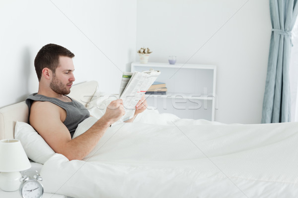 Spokojny człowiek czytania gazety sypialni świetle Zdjęcia stock © wavebreak_media