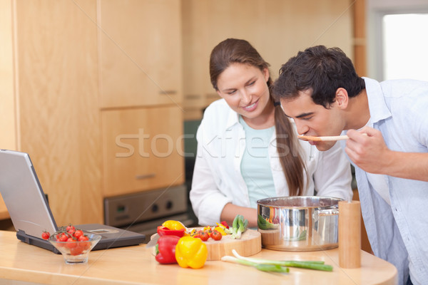 Couple utilisant un ordinateur portable Cook cuisine alimentaire [[stock_photo]] © wavebreak_media