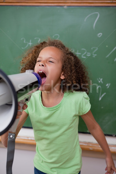 Stock foto: Porträt · cute · Schülerin · schreien · Megaphon · Klassenzimmer