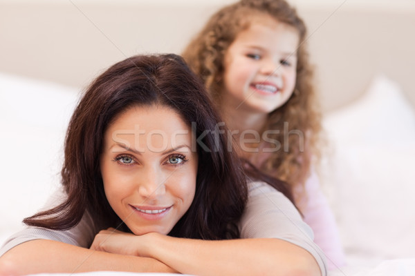 Jovem mãe filha relaxante cama amor Foto stock © wavebreak_media