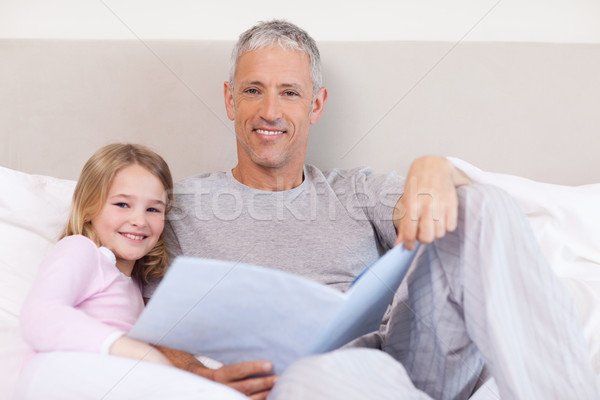 Gülen baba okuma öykü kız yatak odası Stok fotoğraf © wavebreak_media