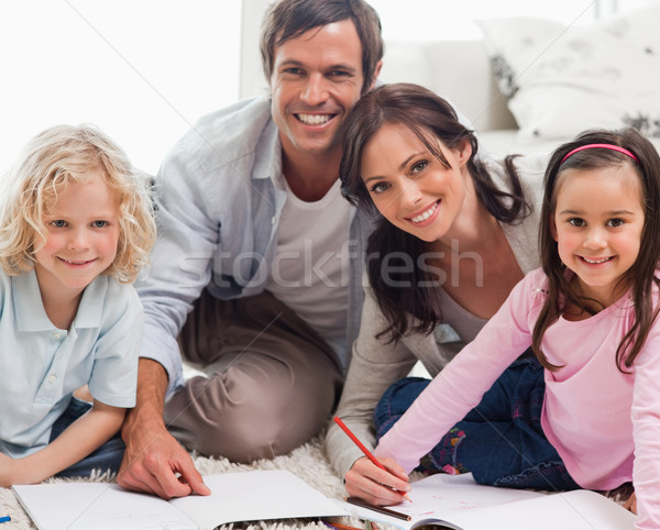 Sorridente família desenho juntos sala de estar amor Foto stock © wavebreak_media