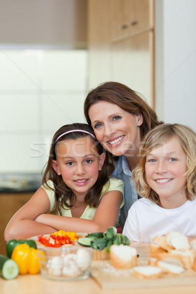 Stockfoto: Glimlachend · broers · en · zussen · moeder · sandwiches · samen