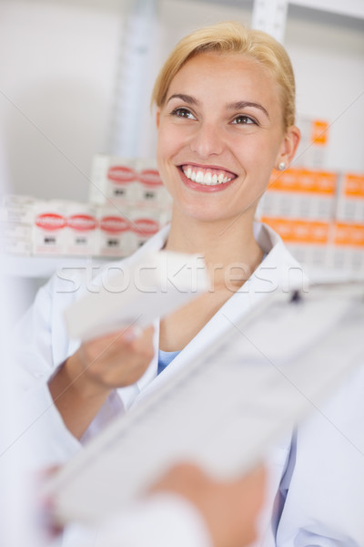 [[stock_photo]]: Pharmacien · drogue · boîte · souriant