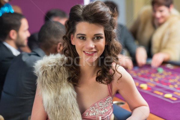 Uśmiechnięta kobieta ruletka tabeli kasyno człowiek piękna Zdjęcia stock © wavebreak_media