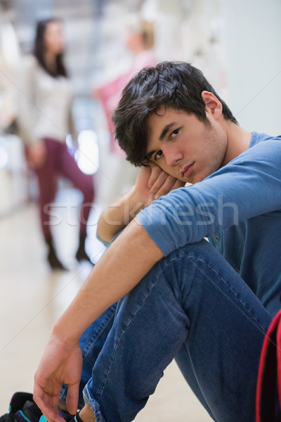 Stok fotoğraf: Adam · oturma · zemin · bakıyor · hayal · kırıklığına · uğramış · Öğrenciler