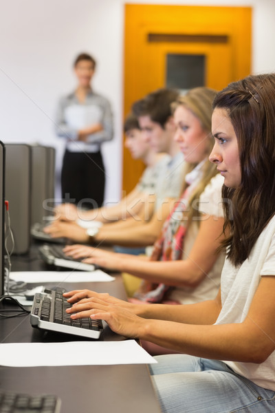 Studenten Sitzung Computer eingeben College Klasse Stock foto © wavebreak_media