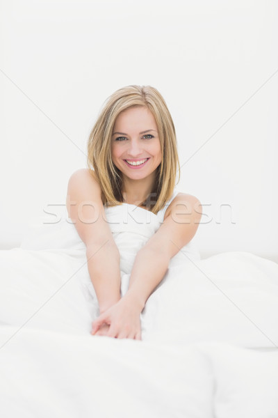 Сток-фото: портрет · улыбающаяся · женщина · сидят · кровать · улыбаясь
