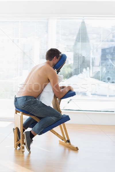 Pacjenta posiedzenia masażu krzesło mężczyzna Zdjęcia stock © wavebreak_media