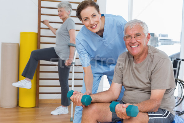 Női terapeuta idős férfi súlyzók orvosi Stock fotó © wavebreak_media