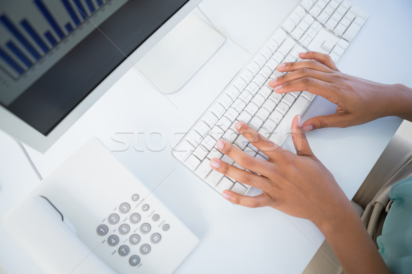 Femeie de afaceri dactilografiere tastatură birou femeie lucru Imagine de stoc © wavebreak_media