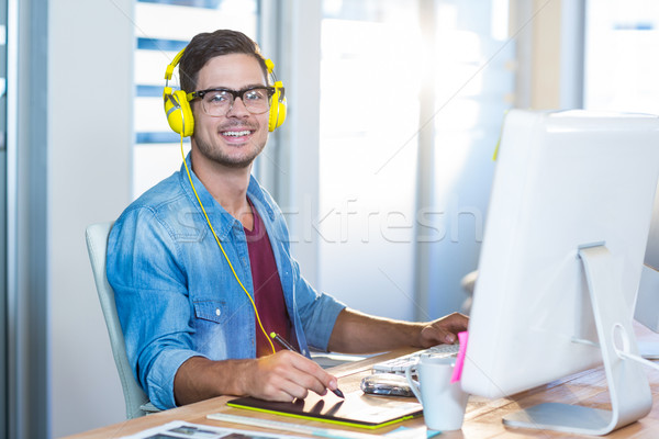 Foto stock: Casual · empresário · trabalhando · escuta · música · escritório