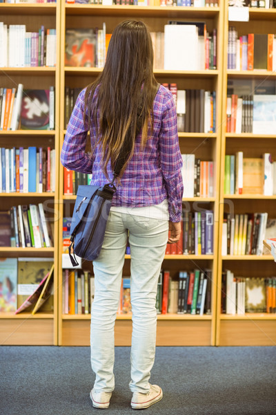 Student stałego półka na książki uczelni edukacji kobiet Zdjęcia stock © wavebreak_media