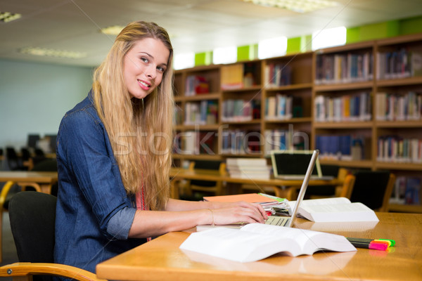 Estudiante estudiar biblioteca portátil Universidad ordenador Foto stock © wavebreak_media