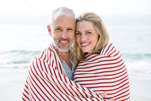 Gelukkig paar glimlachend camera deken rond Stockfoto © wavebreak_media