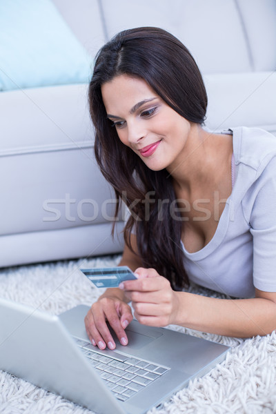 [[stock_photo]]: Souriant · belle · brunette · étage · ligne · achats · en · ligne