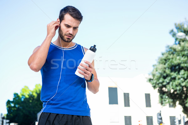 élégant athlète regarder bouteille ville eau [[stock_photo]] © wavebreak_media