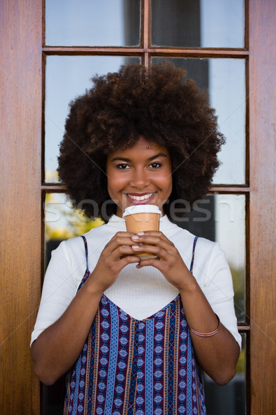 笑みを浮かべて 若い女性 使い捨て コーヒーカップ ドア ストックフォト © wavebreak_media
