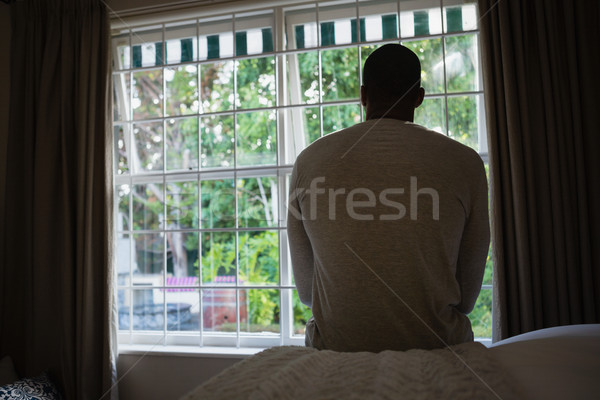 Rückansicht Mann Sitzung Bett Fenster home Stock foto © wavebreak_media