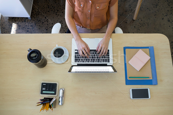 Homme exécutif travail portable bureau bureau [[stock_photo]] © wavebreak_media