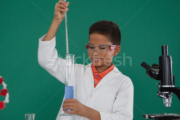 [[stock_photo]]: Attentif · écolier · chimiques · expérience · laboratoire · école