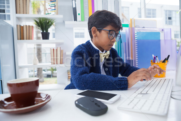 üzletember gépel dolgozik iroda asztal számítógép Stock fotó © wavebreak_media