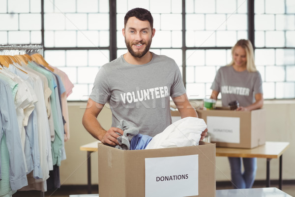 Portré mosolyog önkéntes ruházat adomány doboz Stock fotó © wavebreak_media
