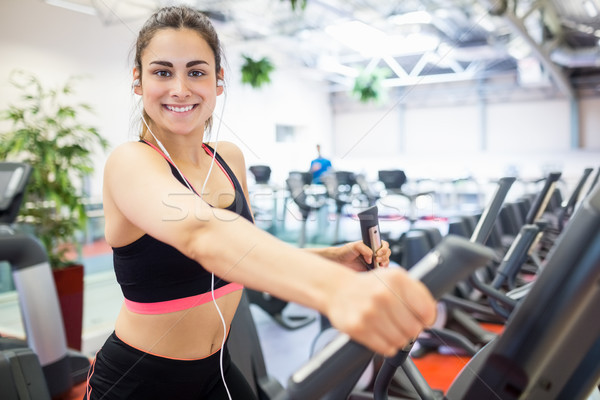 Foto stock: Centrado · mujer · cruz · entrenador · gimnasio · música