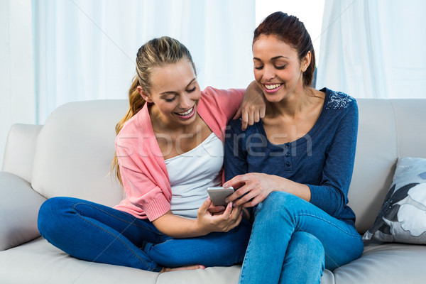 Vrienden sofa woonkamer vrouw telefoon Stockfoto © wavebreak_media