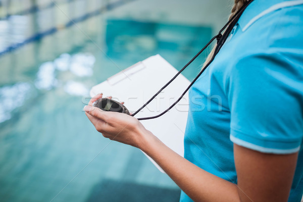 Foto stock: Bastante · treinador · olhando · cronômetro · piscina · mulher