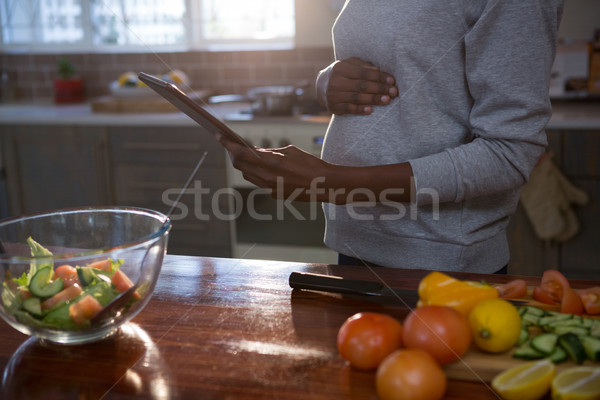 Stock fotó: Középső · rész · terhes · nő · digitális · tabletta · konyha · ház