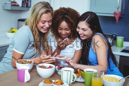 Ritratto sorridere femminile amici smartphone seduta Foto d'archivio © wavebreak_media