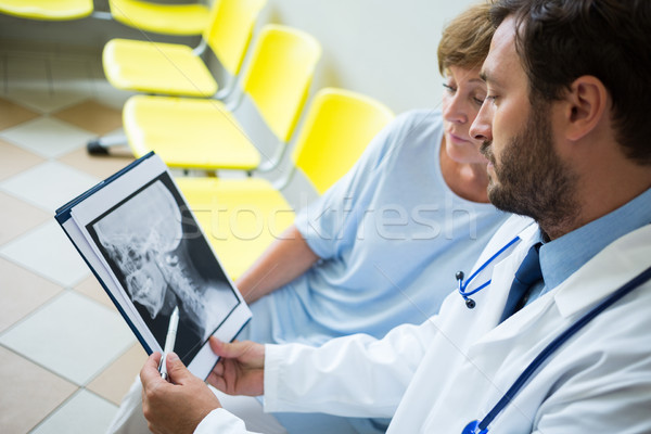 Médico paciente discutir relatório hospital sala de espera Foto stock © wavebreak_media
