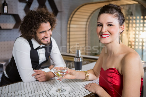 Portret mooie vrouw permanente bar counter glimlachend Stockfoto © wavebreak_media