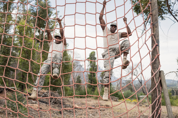 Militar soldaţi alpinism net cursa cu obstacole carne Imagine de stoc © wavebreak_media