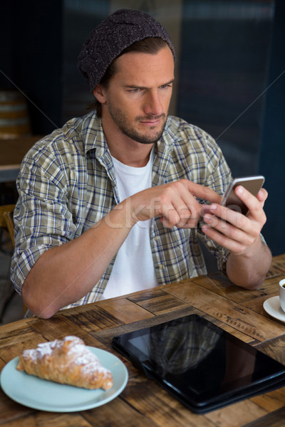 Bell'uomo cellulare tavola coffee shop piatto carne Foto d'archivio © wavebreak_media