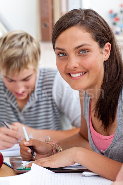 Glimlachend tienermeisje studeren bibliotheek vrienden onderwijs Stockfoto © wavebreak_media