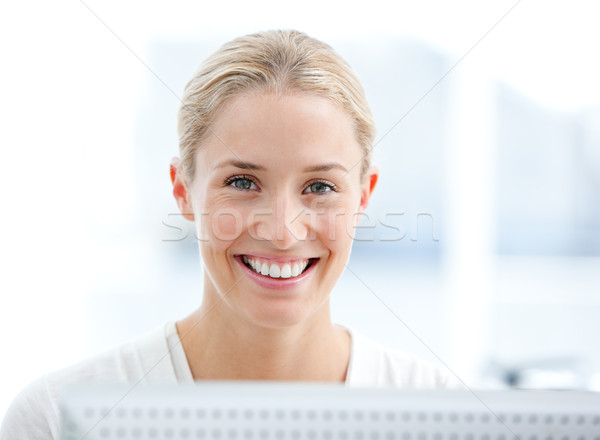 Portret uśmiechnięty kobieta interesu pracy komputera biuro Zdjęcia stock © wavebreak_media