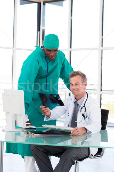 Professionali medici studiare Xray ospedale sorriso Foto d'archivio © wavebreak_media