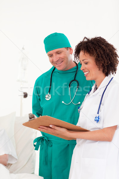 Foto stock: Equipo · médicos · mirando · cámara · mujer · sonrisa