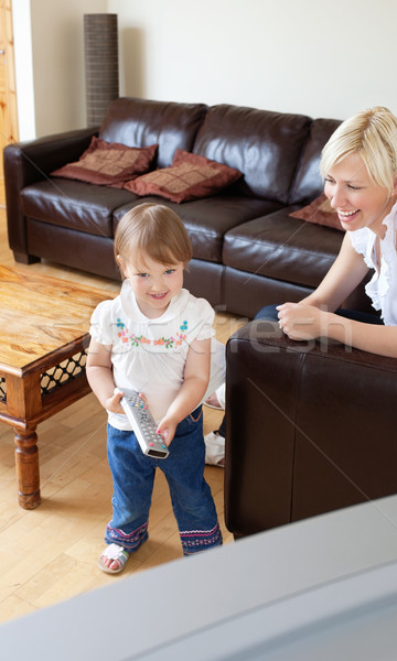 Foto stock: Doce · menina · em · pé · televisão · sala · de · estar · família